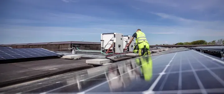 En elektriker fra Kreatel som jobber på et tak med solceller